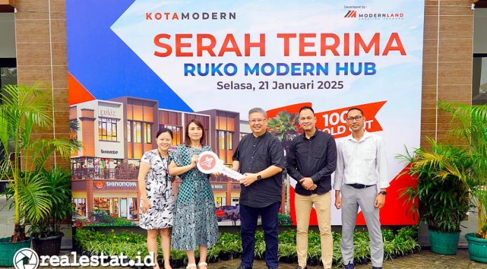 GM Marketing Rescom PT Modernland Realty Tbk., Liong Subur Kusuma (tengah) didampingi Sales Manager KotaModern, Hen Hidayat (keempat kiri) secara simbolis melakukan serah terima unit ruko Modern Hub, KotaModern, Selasa, 21 Januari 2024. (Foto: Istimewa)