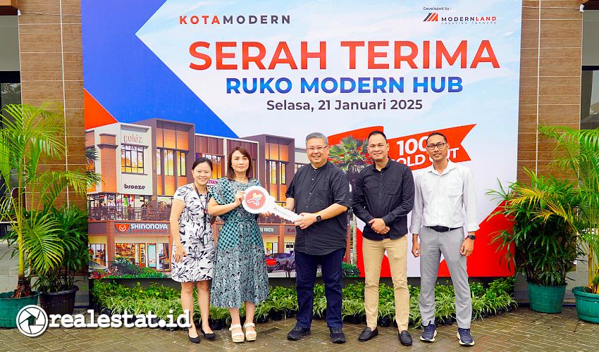 GM Marketing Rescom PT Modernland Realty Tbk., Liong Subur Kusuma (tengah) didampingi Sales Manager KotaModern, Hen Hidayat (keempat kiri) secara simbolis melakukan serah terima unit ruko Modern Hub, KotaModern, Selasa, 21 Januari 2024. (Foto: Istimewa)