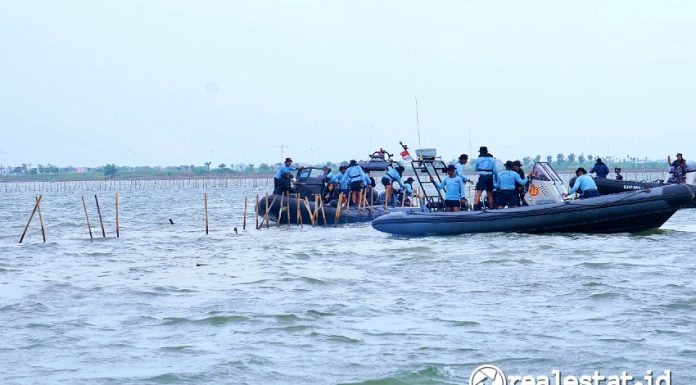 Pembongkatan pagar laut di perairan Tangerang (Foto: Dok. ATR/BPN)