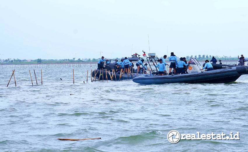 Pembongkatan pagar laut di perairan Tangerang (Foto: Dok. ATR/BPN)