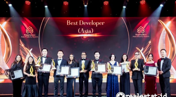 Ariani Ratna Hadioetomo, Vice President Marketing Communication & CRM Sinar Mas Land (ke-5 dari kanan) menerima penghargaan PropertyGuru Asia Property Awards 2024 dalam kategori Best Developer (Country Winner) untuk Sinar Mas Land pada Jumat, 13 Desember 2024 di The Athenee Hotel, Bangkok, Thailand.