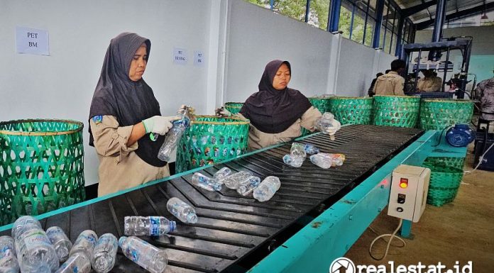 Pengelolaan sampah melalui program Tempat Pengolahan Sampah Reduce, Reuse, Recycle (TPS3R) di Kabupaten Subang. (Foto: Dok. Kementerian PKP)