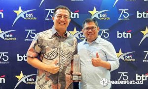 Alexander Tirta, CEO Vista Land Group (kiri) bersama Ketua Umum DPP APERSI, JUnaidi Abdillah di sela acara BTN Awards 2025. (Foto: Istimewa)