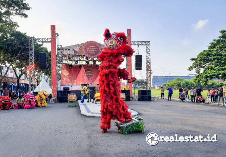 Barongsai di Festival Cap Go Meh sebagai bagian perayaan Imlek atau Chinese New Year 2025 di Paramount Gading Serpong-RealEstat.id