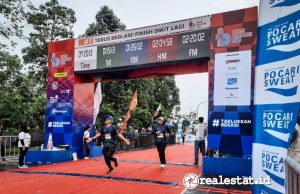 Peserta menunjukan kebahagiannya saat mencapai garis finish pada event Bekasi Marathon Ahad (23/02/2025) di Kota Harapan Indah. Lomba lari ini terbagi dalam beberapa kategori, mulai dari 5K, 10K, hingga half marathon dan full 
marathon. (Foto: RealEstat.id/Adhitya Putra)