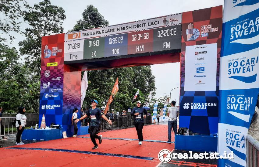 Peserta menunjukan kebahagiannya saat mencapai garis finish pada event Bekasi Marathon Ahad (23/02/2025) di Kota Harapan Indah. Lomba lari ini terbagi dalam beberapa kategori, mulai dari 5K, 10K, hingga half marathon dan full 
marathon. (Foto: RealEstat.id/Adhitya Putra)