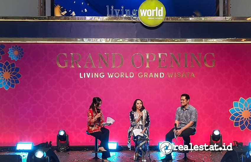 Direktur Operasional Living World Grand Wisata, Theresia Setiadjaja memberikan penjelasan mengenai mall terbesar di Timur Bekasi, Living World Grand Wisata-RealEstat.id-Adhitya Putra