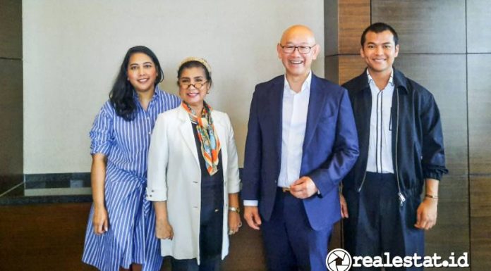 Founder dan CEO One Global Capital, Iwan Sunito berfoto bersama Triwatty Marciano serta Nadia Marciano dari ADRIA Equestrian Estate, pada Senin (17/02/2025) di Fairmont Hotel. (Foto: RealEstat.id/Adhitya Putra)