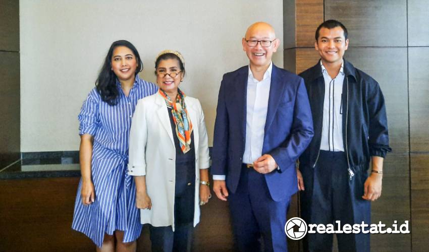 Founder dan CEO One Global Capital, Iwan Sunito berfoto bersama Triwatty Marciano serta Nadia Marciano dari ADRIA Equestrian Estate, pada Senin (17/02/2025) di Fairmont Hotel. (Foto: RealEstat.id/Adhitya Putra)