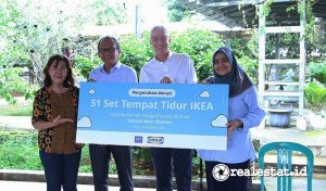 IKEA Indonesia Dairy Farm Indonesia (DFI) mendonasikan perlengkapan tidur untuk panti jompo. Program sosial ini merupakan bagian dari kampanye IKEA “Bangun Lelapmu”. (Sumber: IKEA Indonesia)