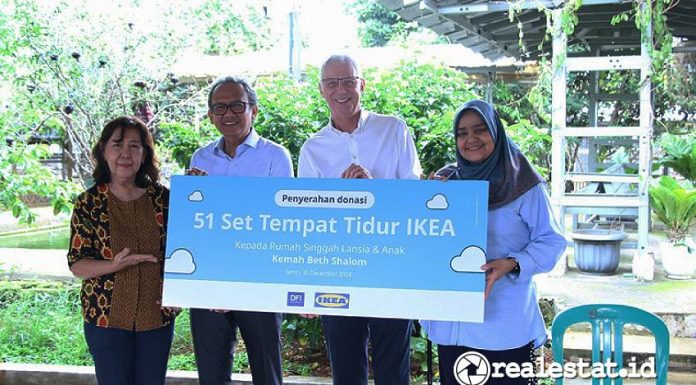 IKEA Indonesia Dairy Farm Indonesia (DFI) mendonasikan perlengkapan tidur untuk panti jompo. Program sosial ini merupakan bagian dari kampanye IKEA “Bangun Lelapmu”. (Sumber: IKEA Indonesia)