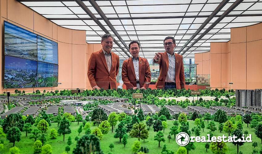 Jonathan Widjanarko Rukma, Deputy Project Director NavaPark saat menjelaskan pengembangan pusat bisnis premium NavaPark Business Suites BSD City-RealEstat.id-Adhitya Putra Pratama