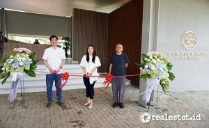 Dari kiri ke kanan: Heru Sucahyo, Director of Investment FARPOINT Realty; Hellen Triutomo, Landed Business Director; dan Andra Matin, Principal Architect andramatin, saat peresmian Clubhouse Samanea Hill, Parung Panjang, Jumat, 28 Februari 2025. (Foto: Istimewa)