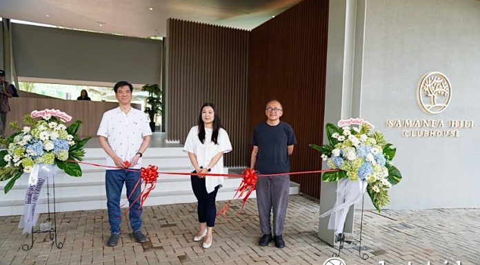 Dari kiri ke kanan: Heru Sucahyo, Director of Investment FARPOINT Realty; Hellen Triutomo, Landed Business Director; dan Andra Matin, Principal Architect andramatin, saat peresmian Clubhouse Samanea Hill, Parung Panjang, Jumat, 28 Februari 2025. (Foto: Istimewa)