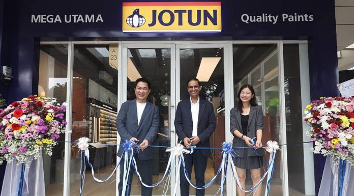 Arun Kumar, President Director PT Jotun Indonesia (tengah), bersama dengan Santo Rusli (kiri) dan Wina Rusli (kanan) selaku Pemilik Toko Mega Utama dalam sesi peresmian Jotun Flagship Store Karawang pada Ahad (02/02/2025) lalu. (Sumber: Jotun Indonesia)