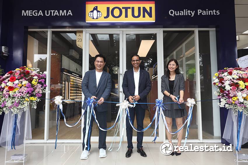 Arun Kumar, President Director PT Jotun Indonesia (tengah), bersama dengan Santo Rusli (kiri) dan Wina Rusli (kanan) selaku Pemilik Toko Mega Utama dalam sesi peresmian Jotun Flagship Store Karawang pada Ahad (02/02/2025) lalu. (Sumber: Jotun Indonesia)