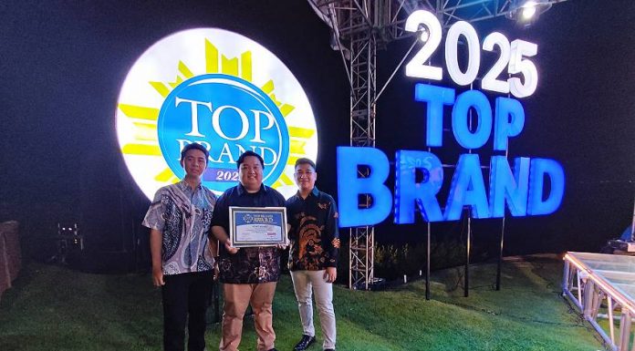 Digital Marketing Manager Fortress, Billy Gouw bersama dengan Leader Digital Marketing Fortress, Arya Dharma Sethio dan Leader Performance Ads Fortress, Faiz Ubaidillah Mubarok menerima penghargaan Top Brand Award 2025 di Ayana Sky, Jimbaran, Bali. (Sumber: JBS Perkasa)