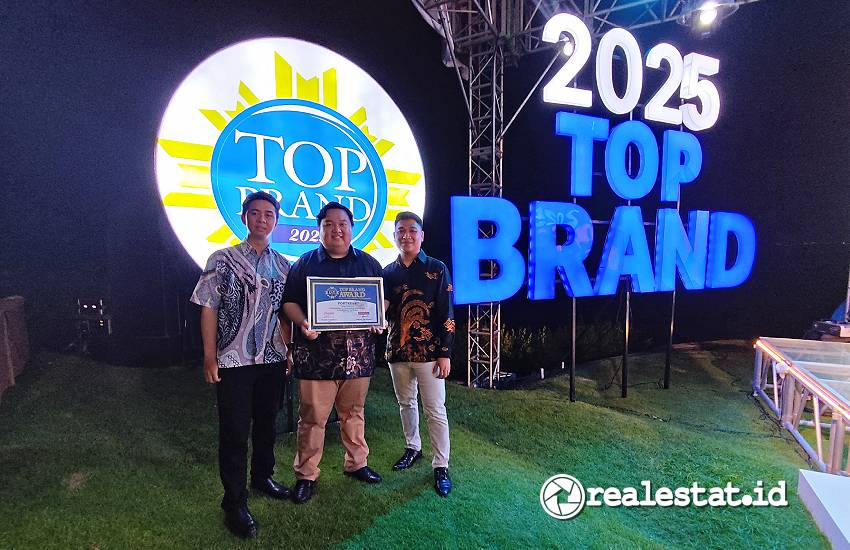 Digital Marketing Manager Fortress, Billy Gouw bersama dengan Leader Digital Marketing Fortress, Arya Dharma Sethio dan Leader Performance Ads Fortress, Faiz Ubaidillah Mubarok menerima penghargaan Top Brand Award 2025 di Ayana Sky, Jimbaran, Bali. (Sumber: JBS Perkasa)