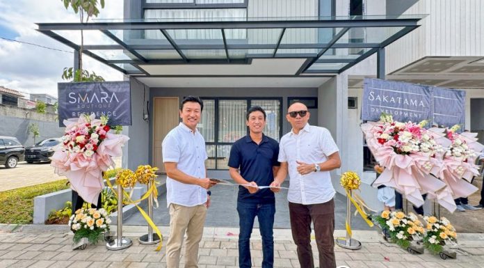 Dari kiri ke kanan: 
Direktur Utama Sakatama Development, Henry Firtanto; Share Holder Smara Boutique Residence, Dimas Setyo Utomo; dan Presiden Komisaris Sakatama Development, H Marwan di sela peluncuran Smara Boutique Residence, Sabtu, 15 Februari 2025. (Foto: Istimewa)