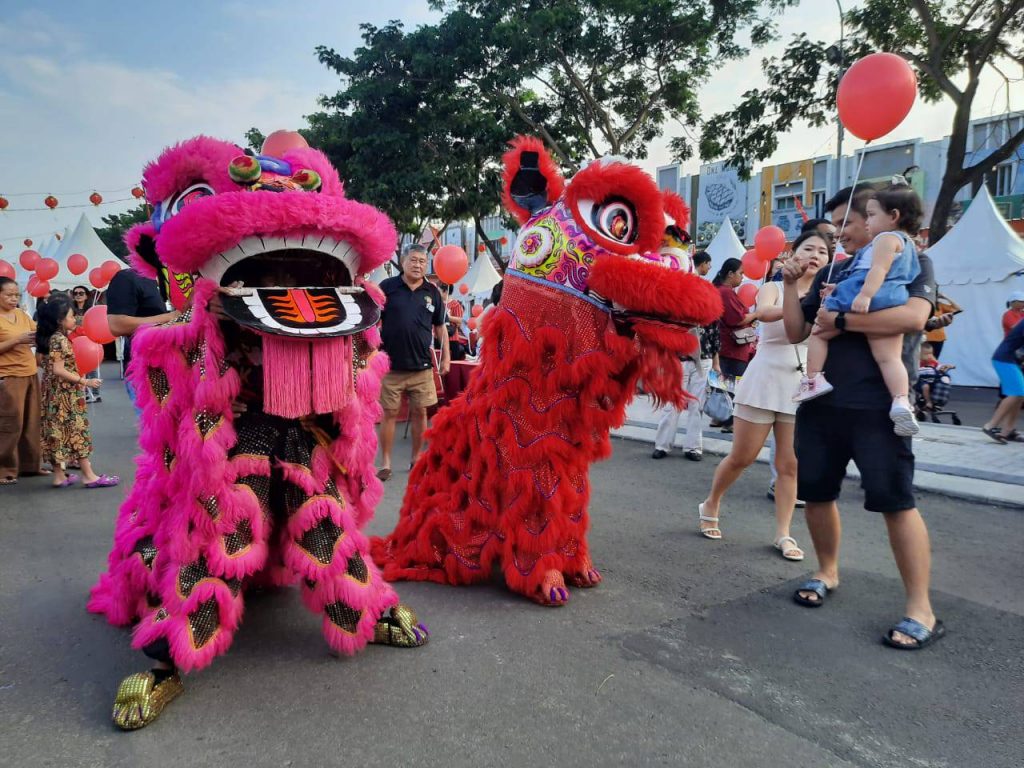 Warga klaster Paramount Gading Serpong menikmati kemeriahan Festival Cap Go Meh 2025-RealEstat.id-Adhitya Putra