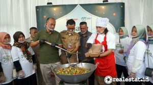 Andry Adi Utomo, National Sales Senior GM menyiapkan makanan berbuka puasa untuk warga Pegangsaan 2 yang terdampak banjir di acara Sharp Bersedekah. (Foto: Istimewa)