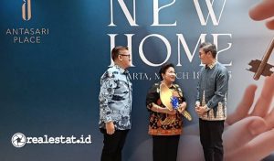 Ki-ka: Direktur Utama PT Prospek Duta Sukses, A H Bimo Suryono bersama dengan Presiden Direktur & CEO PT Indonesian Paradise Property Tbk, Anthony Prabowo Susilo secara simbolis melakukan serah terima unit kepada salah satu calon penghuni Apartemen Antasari Place, Selasa (18/03/2025) di Jakarta. (Sumber: Istimewa)