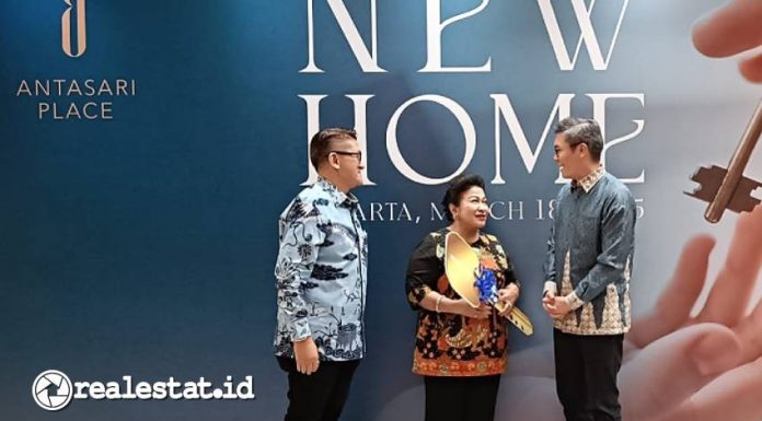 Ki-ka: Direktur Utama PT Prospek Duta Sukses, A H Bimo Suryono bersama dengan Presiden Direktur & CEO PT Indonesian Paradise Property Tbk, Anthony Prabowo Susilo secara simbolis melakukan serah terima unit kepada salah satu calon penghuni Apartemen Antasari Place, Selasa (18/03/2025) di Jakarta. (Sumber: Istimewa)