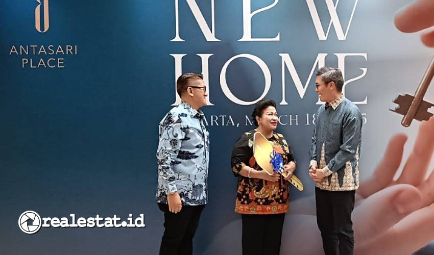 Ki-ka: Direktur Utama PT Prospek Duta Sukses, A H Bimo Suryono bersama dengan Presiden Direktur & CEO PT Indonesian Paradise Property Tbk, Anthony Prabowo Susilo secara simbolis melakukan serah terima unit kepada salah satu calon penghuni Apartemen Antasari Place, Selasa (18/03/2025) di Jakarta. (Sumber: Istimewa)