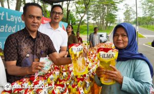 Sebanyak 3.000 liter minyak goreng merek Filma disalurkan pada acara Bazar Minyak Goreng di Rancamaya Golf Estate, Bogor. (Foto: Dok. Sinar Mas Land)