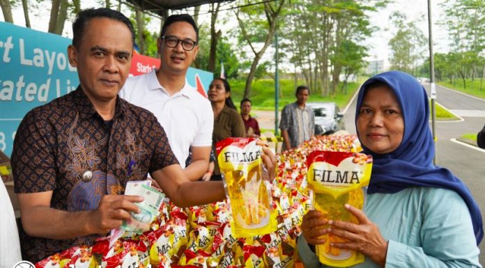 Sebanyak 3.000 liter minyak goreng merek Filma disalurkan pada acara Bazar Minyak Goreng di Rancamaya Golf Estate, Bogor. (Foto: Dok. Sinar Mas Land)