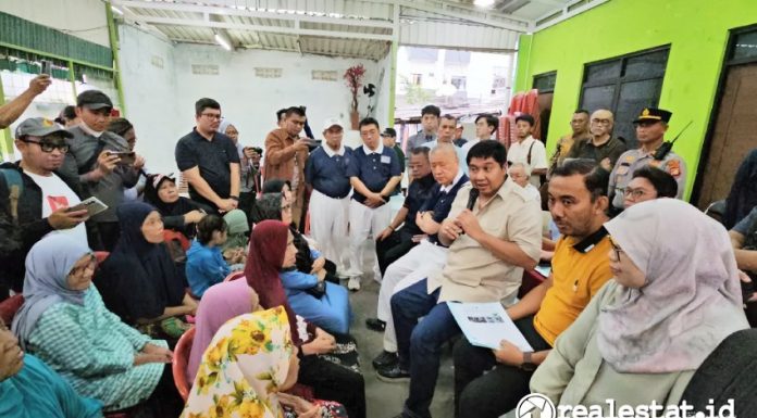 Menteri PKP, Maruarar Sirait saat berbincang dengan warga Tanah Tinggi, Sabtu, 8 Maret 2025. (Foto: Kementerian PKP)