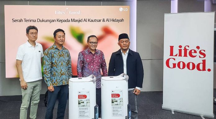 Ki-ka: Product Director ES of LG Electronics Indonesia, Mike Kim dan
President of LG Electronics Indonesia, Ha Sang-chul saat mendonasikan 15 PuriCare Dehumidifier untuk dua masjid di Jakarta, Senin (03/03/2025). Donasi ini menjadi salah satu aktivitas di bawah naungan program LG Loves Indonesia. (Foto: RealEstat.id/Adhitya Putra)