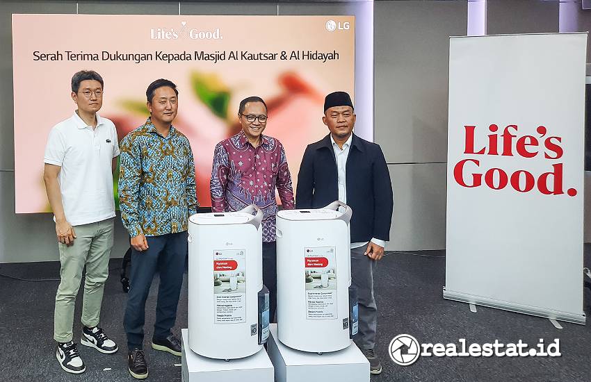 Ki-ka: Product Director ES of LG Electronics Indonesia, Mike Kim dan
President of LG Electronics Indonesia, Ha Sang-chul saat mendonasikan 15 PuriCare Dehumidifier untuk dua masjid di Jakarta, Senin (03/03/2025). Donasi ini menjadi salah satu aktivitas di bawah naungan program LG Loves Indonesia. (Foto: RealEstat.id/Adhitya Putra)