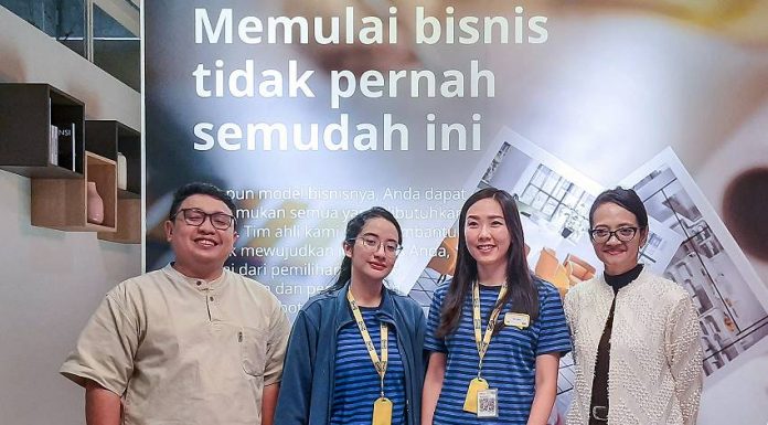 Ki-ka: Sales Director Elysian Wallpaper, Aldi Firdaus; Interior Design Manager IKEA JGC, Syaima; Interior Design Specialist IKEA JGC, Regina; dan Communication & PR Manager IKEA Indonesia, Ririn Basuki saat memperkenalkan layanan desain interior IKEA, Kamis (13/03/2025) di Jakarta.