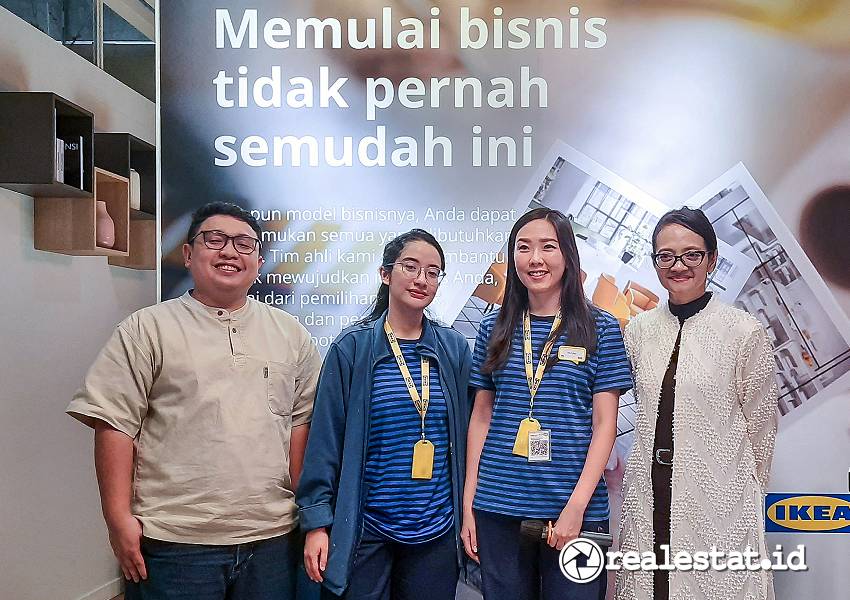 Ki-ka: Sales Director Elysian Wallpaper, Aldi Firdaus; Interior Design Manager IKEA JGC, Syaima; Interior Design Specialist IKEA JGC, Regina; dan Communication & PR Manager IKEA Indonesia, Ririn Basuki saat memperkenalkan layanan desain interior IKEA, Kamis (13/03/2025) di Jakarta.