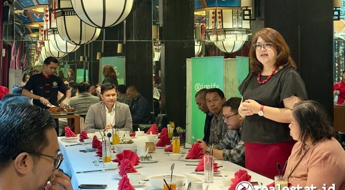 Lea Kartika Indra, Head of Public and Government Affairs Signify Indonesia (berdiri) saat Media Luncheon, Kamis, 27 Februari 2025 (Foto: Istimewa)