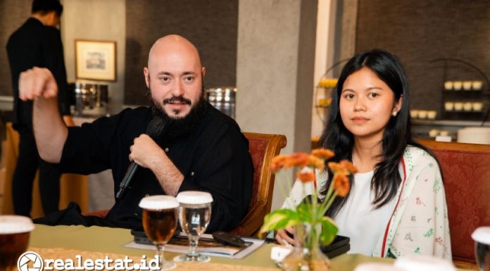 Lev Kroll, CEO Nuanu (kiri) dan Reyni Wullur, Head of Corporate Communications Nuanu Real Estate saat Press Conference, Selasa, 18 Maret 2025. (Foto: Istimewa)