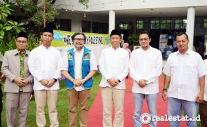 Walikota Jakarta Utara, Dr. Ali Maulana Hakim, S.IP., M.Si (keempat kiri) didampingi Ketua Yayasan Al-Azhar Kelapa Gading, Irsan Nurfaqih (ketiga kiri), Township Management Head Jakarta Garden City, Yandi Ramayadi (kelima kiri) dan Corporate Communication Head PT Modernland Realty Tbk, Gunawan Setyo Hadi (paling kanan) berpose bersama saat acara Infinity Care Festival 2025.