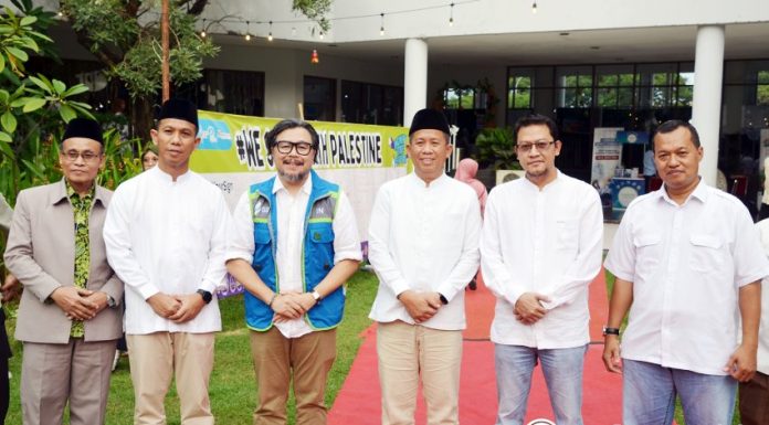 Walikota Jakarta Utara, Dr. Ali Maulana Hakim, S.IP., M.Si (keempat kiri) didampingi Ketua Yayasan Al-Azhar Kelapa Gading, Irsan Nurfaqih (ketiga kiri), Township Management Head Jakarta Garden City, Yandi Ramayadi (kelima kiri) dan Corporate Communication Head PT Modernland Realty Tbk, Gunawan Setyo Hadi (paling kanan) berpose bersama saat acara Infinity Care Festival 2025.