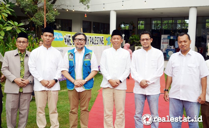 Walikota Jakarta Utara, Dr. Ali Maulana Hakim, S.IP., M.Si (keempat kiri) didampingi Ketua Yayasan Al-Azhar Kelapa Gading, Irsan Nurfaqih (ketiga kiri), Township Management Head Jakarta Garden City, Yandi Ramayadi (kelima kiri) dan Corporate Communication Head PT Modernland Realty Tbk, Gunawan Setyo Hadi (paling kanan) berpose bersama saat acara Infinity Care Festival 2025.