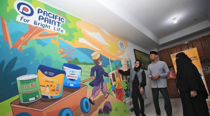 (ki-ka): Firkana Rosita, Sr. PR & Digital Pacific Paint bersama Etih Fatima dan Abdul Aziz, Sekretaris Yayasan Islam Media Kasih, sedang meninjau hasil mural menggunakan cat Pacific Paint, Kamis (20/3) di Tangerang. (Sumber: Istimewa)