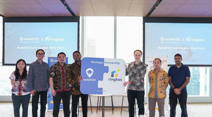 CEO Rumah123, Wasudewan bersama dengan Co-Founder Ringkas, Ilya Kravtsov, serta jajaran manajemen mengumumkan kerja sama untuk meningkatkan akses pembiayaan properti. (Sumber: Istimewa)