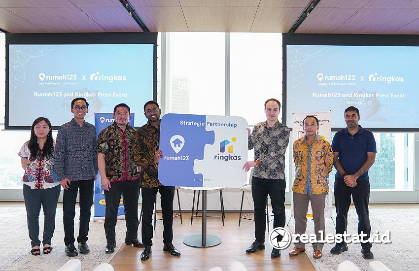 CEO Rumah123, Wasudewan bersama dengan Co-Founder Ringkas, Ilya Kravtsov, serta jajaran manajemen mengumumkan kerja sama untuk meningkatkan akses pembiayaan properti. (Sumber: Istimewa)