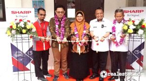 Dari kiri ke kanan: Udin Aminudin Lubis, Pengawas Pembina KCD Wilayah 1;  Yonal Herdian, Kepala Sekolah SMKN 1 Gunung Sindur, Bogor; Lise Tiasanty, Head of Customer Satisfaction Division PT Sharp Electronics Indonesia; Trisno Tirta Hidayat, Branch Manager Sharp cabang Bogor PT Sharp Electronics Indonesia; dan Widodo, Head of Regional Controller Jakarta Area, PT Sharp Electronics Indonesia saat peresmian Sharp Class hadir di SMKN 1 Gunung Sindur, Bogor, Senin, 3 Maret 2025. (Foto: Istimewa)
