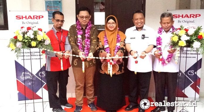 Dari kiri ke kanan: Udin Aminudin Lubis, Pengawas Pembina KCD Wilayah 1;  Yonal Herdian, Kepala Sekolah SMKN 1 Gunung Sindur, Bogor; Lise Tiasanty, Head of Customer Satisfaction Division PT Sharp Electronics Indonesia; Trisno Tirta Hidayat, Branch Manager Sharp cabang Bogor PT Sharp Electronics Indonesia; dan Widodo, Head of Regional Controller Jakarta Area, PT Sharp Electronics Indonesia saat peresmian Sharp Class hadir di SMKN 1 Gunung Sindur, Bogor, Senin, 3 Maret 2025. (Foto: Istimewa)
