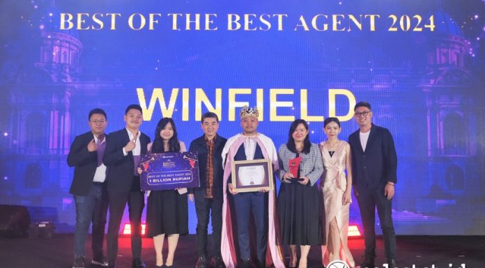 Theodore G. Thenoch, CEO Residential BSD Sinar Mas Land (keempat dari kiri) simbolis memberikan penghargaan kepada kantor agen properti Winfield (PT Analis Properti Indonesia) yang meraih Best of the Best dalam ajang One Smile Club Awards 2025 di Nusantara Hall, ICE BSD City, Rabu, 26 Februari 2025 (Foto: Istimewa)