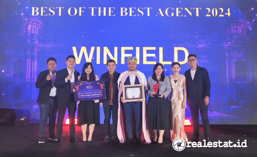 Theodore G. Thenoch, CEO Residential BSD Sinar Mas Land (keempat dari kiri) simbolis memberikan penghargaan kepada kantor agen properti Winfield (PT Analis Properti Indonesia) yang meraih Best of the Best dalam ajang One Smile Club Awards 2025 di Nusantara Hall, ICE BSD City, Rabu, 26 Februari 2025 (Foto: Istimewa)