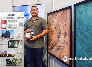 Direktur Utama PT Romulo Nusantara Perkasa, Dicky Fardian menerangkan kelebihan cat Keim KEIM Concretal Lasur di ajang Megabuild 2025 di JCC Senayan Jakarta-RealEstat.id-Adhitya Putra