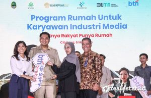 Menteri Komunikasi-dan Digital (Komdigi), Meutya Hafid dan Menteri Perumahan-dan Kawasan Permukiman (PKP), Maruarar-Sirait saat serah terima kunci rumah subsidi bagi karyawan industri media, Selasa (06/05/2025) di Perumahan Grand Harmony, Cibitung Kabupaten Bekasi, Jawa Barat. (Sumber: BTN)