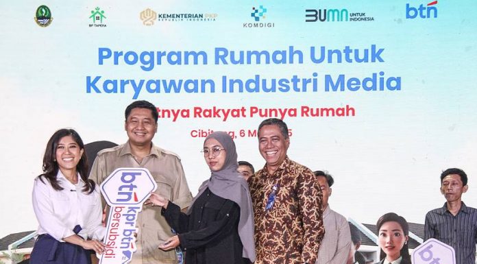 Menteri Komunikasi-dan Digital (Komdigi), Meutya Hafid dan Menteri Perumahan-dan Kawasan Permukiman (PKP), Maruarar-Sirait saat serah terima kunci rumah subsidi bagi karyawan industri media, Selasa (06/05/2025) di Perumahan Grand Harmony, Cibitung Kabupaten Bekasi, Jawa Barat. (Sumber: BTN)